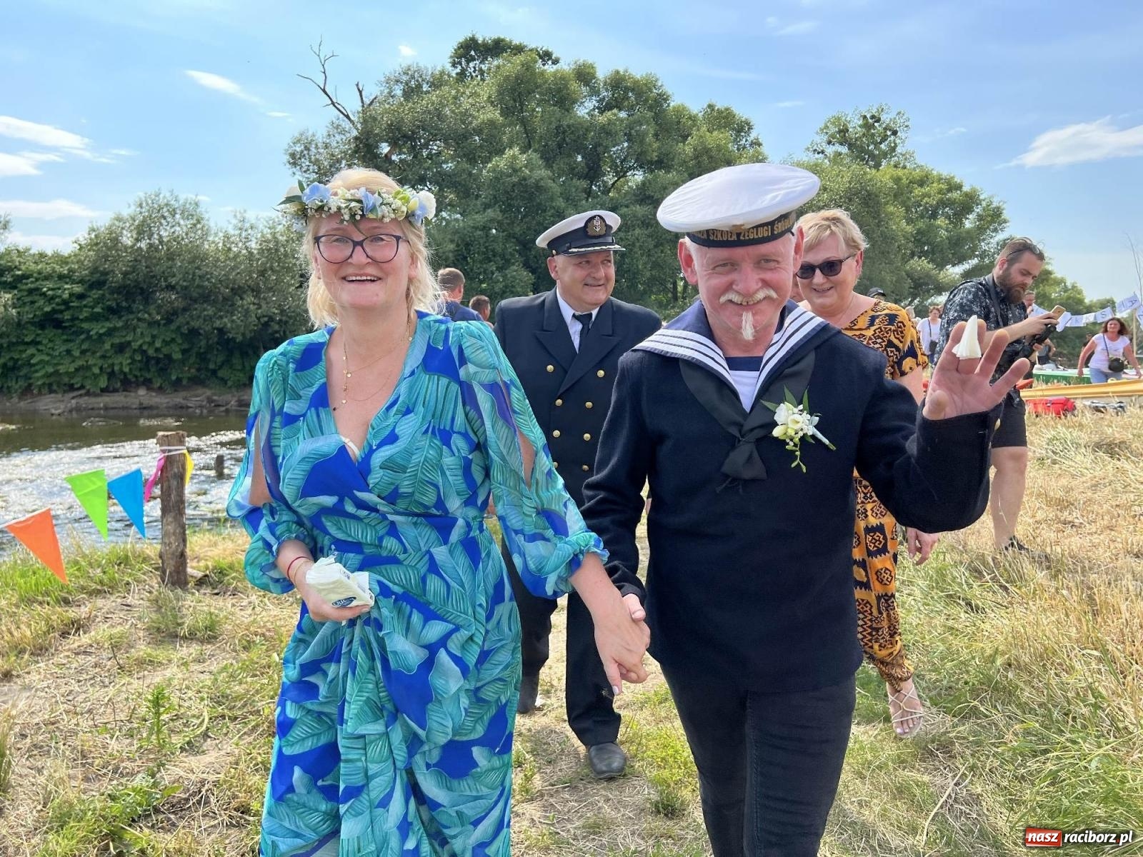 Zdjęcie w galerii na portalu naszraciborz.pl: Ślub na Odrze w Turzu. Udzielił go burmistrz i kapitan Paweł Macha [FOTO i WIDEO] wiadomości z regionu