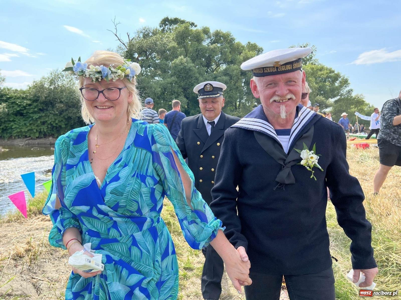 Zdjęcie w galerii na portalu naszraciborz.pl: Ślub na Odrze w Turzu. Udzielił go burmistrz i kapitan Paweł Macha [FOTO i WIDEO] wiadomości z regionu