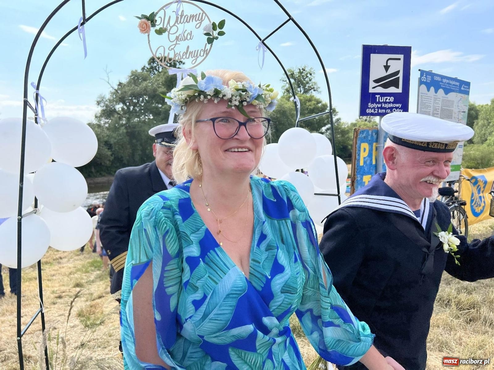 Zdjęcie w galerii na portalu naszraciborz.pl: Ślub na Odrze w Turzu. Udzielił go burmistrz i kapitan Paweł Macha [FOTO i WIDEO] wiadomości z regionu