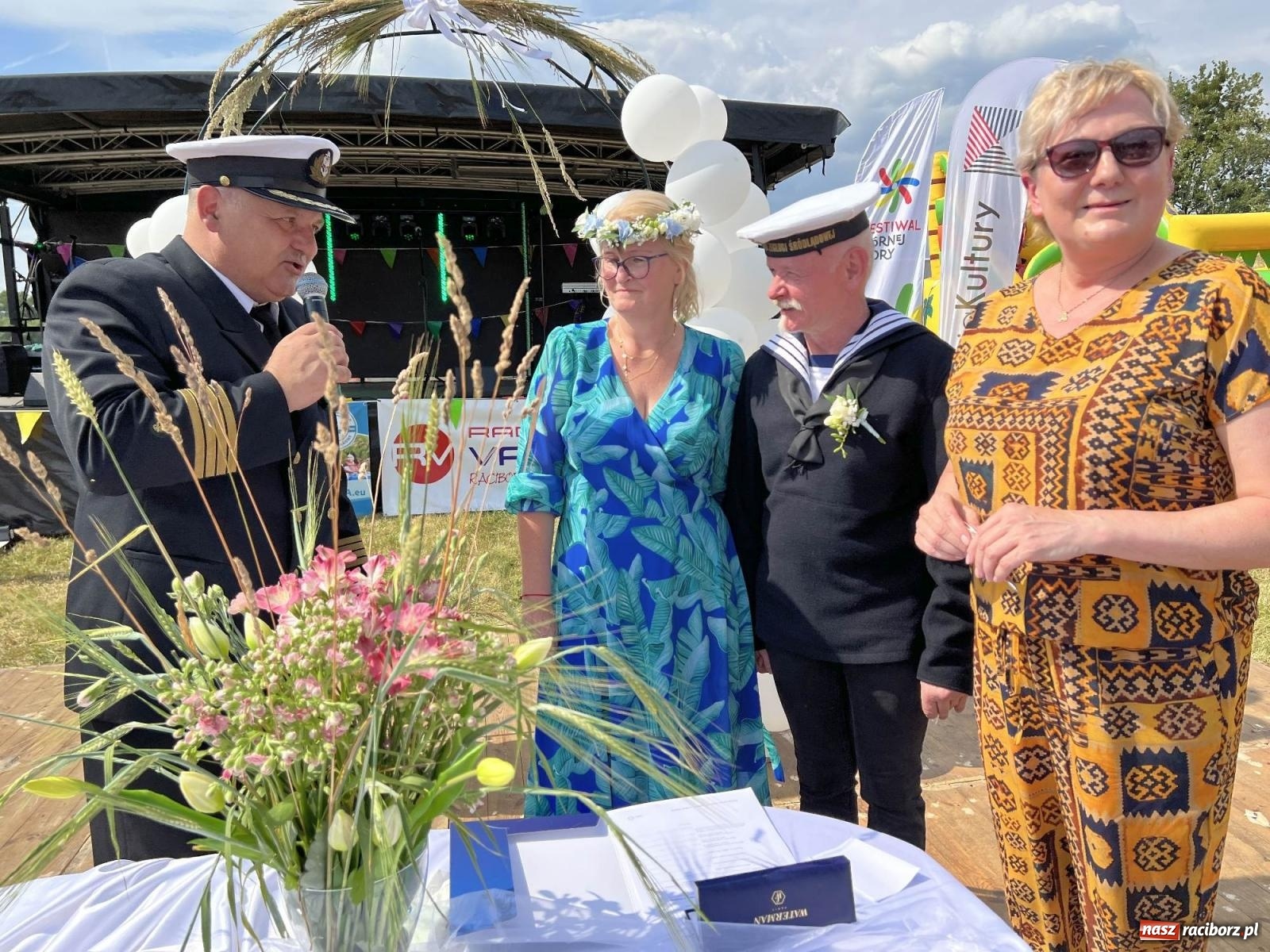 Zdjęcie w galerii na portalu naszraciborz.pl: Ślub na Odrze w Turzu. Udzielił go burmistrz i kapitan Paweł Macha [FOTO i WIDEO] wiadomości z regionu