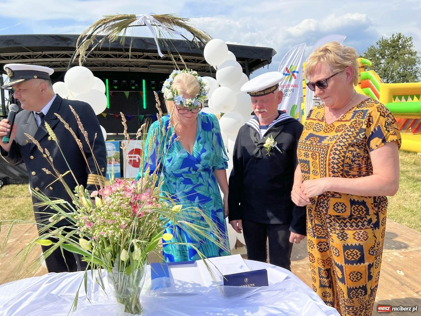 Zdjęcie w galerii na portalu naszraciborz.pl: Ślub na Odrze w Turzu. Udzielił go burmistrz i kapitan Paweł Macha [FOTO i WIDEO] wiadomości z regionu