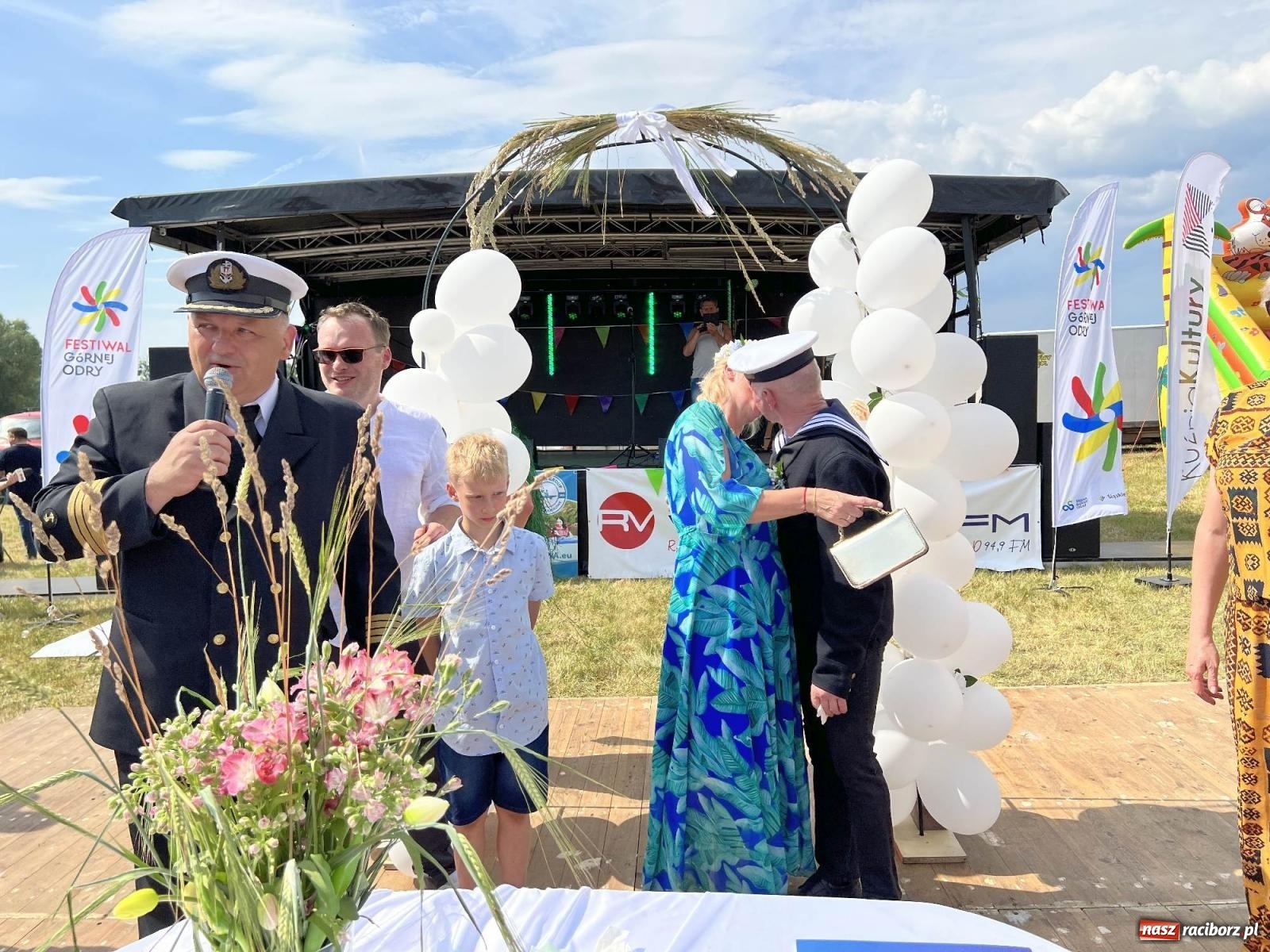 Zdjęcie w galerii na portalu naszraciborz.pl: Ślub na Odrze w Turzu. Udzielił go burmistrz i kapitan Paweł Macha [FOTO i WIDEO] wiadomości z regionu