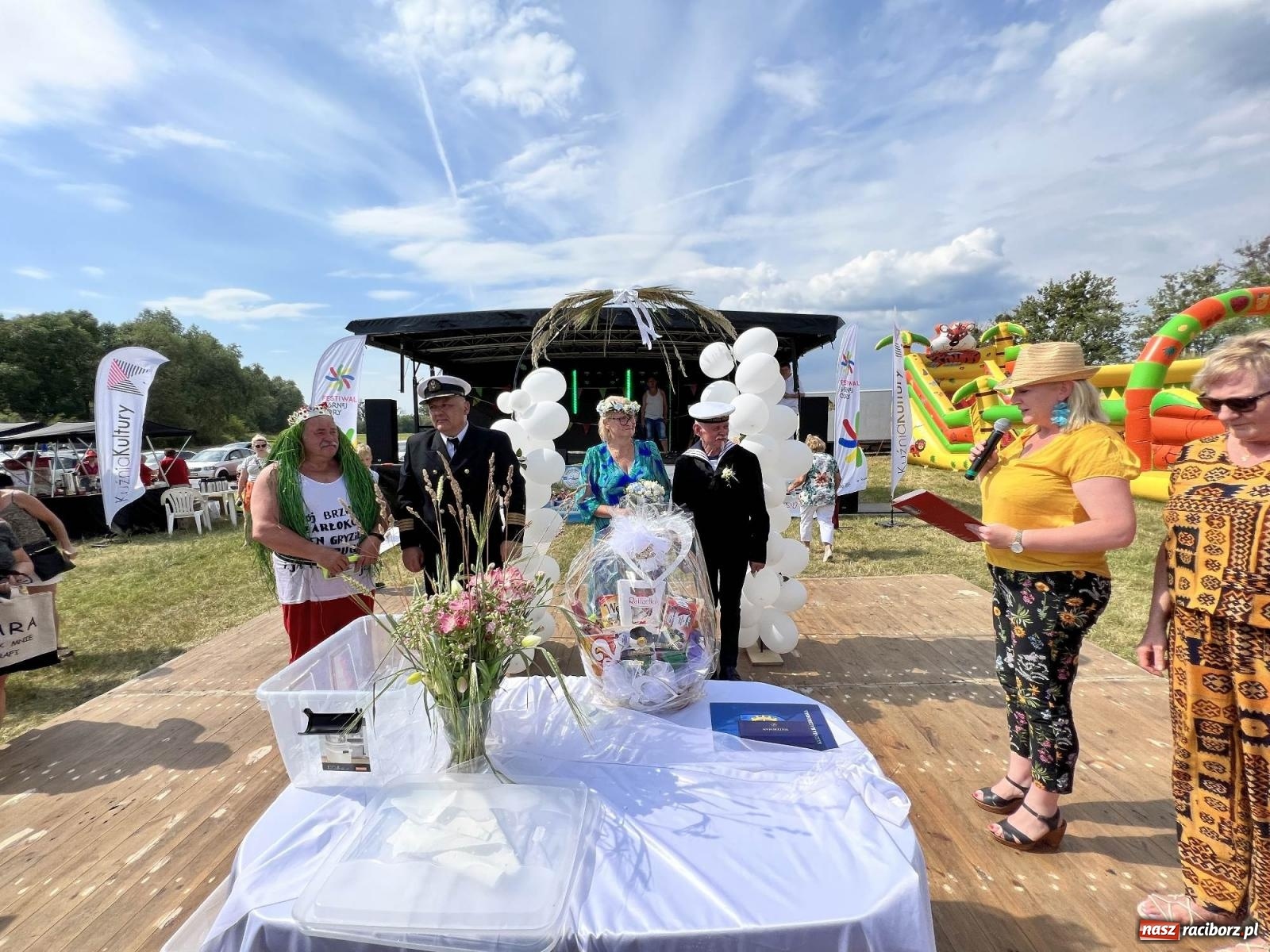 Zdjęcie w galerii na portalu naszraciborz.pl: Ślub na Odrze w Turzu. Udzielił go burmistrz i kapitan Paweł Macha [FOTO i WIDEO] wiadomości z regionu