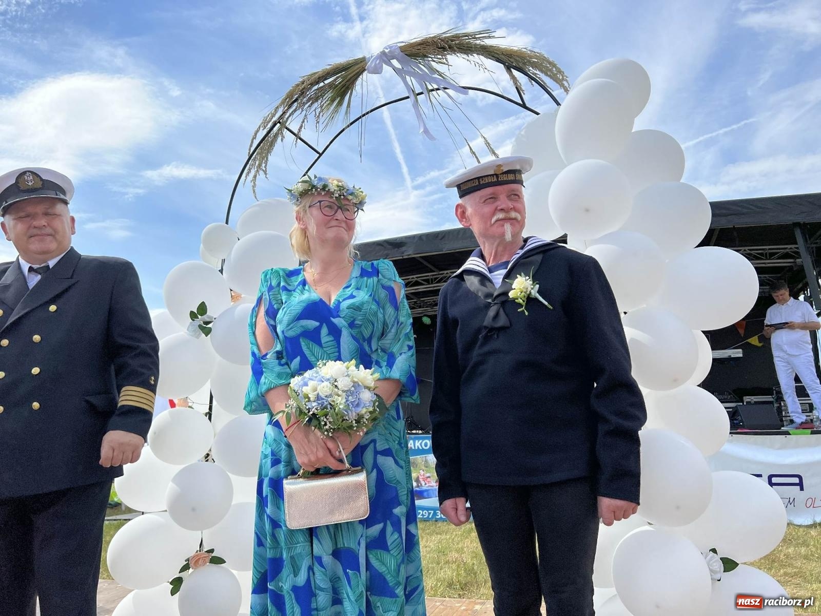 Zdjęcie w galerii na portalu naszraciborz.pl: Ślub na Odrze w Turzu. Udzielił go burmistrz i kapitan Paweł Macha [FOTO i WIDEO] wiadomości z regionu