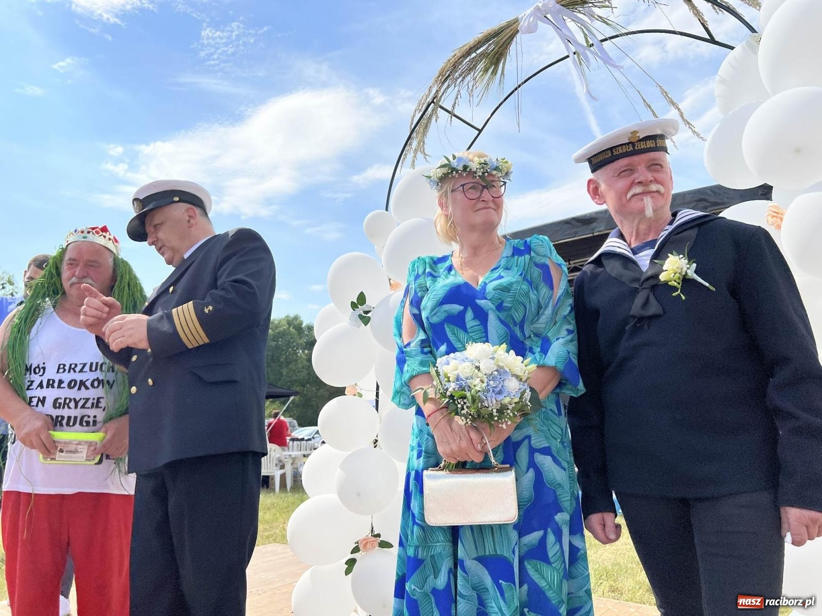 Zdjęcie w galerii na portalu naszraciborz.pl: Ślub na Odrze w Turzu. Udzielił go burmistrz i kapitan Paweł Macha [FOTO i WIDEO] wiadomości z regionu