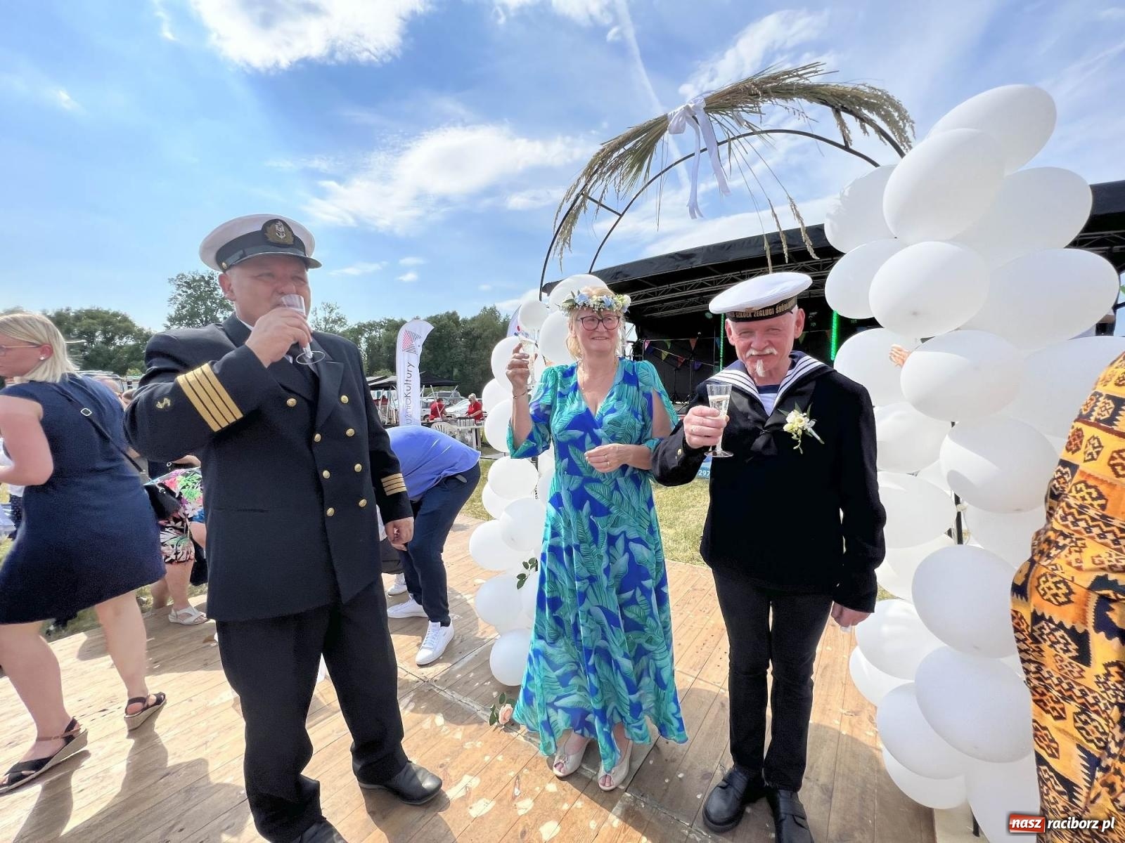 Zdjęcie w galerii na portalu naszraciborz.pl: Ślub na Odrze w Turzu. Udzielił go burmistrz i kapitan Paweł Macha [FOTO i WIDEO] wiadomości z regionu