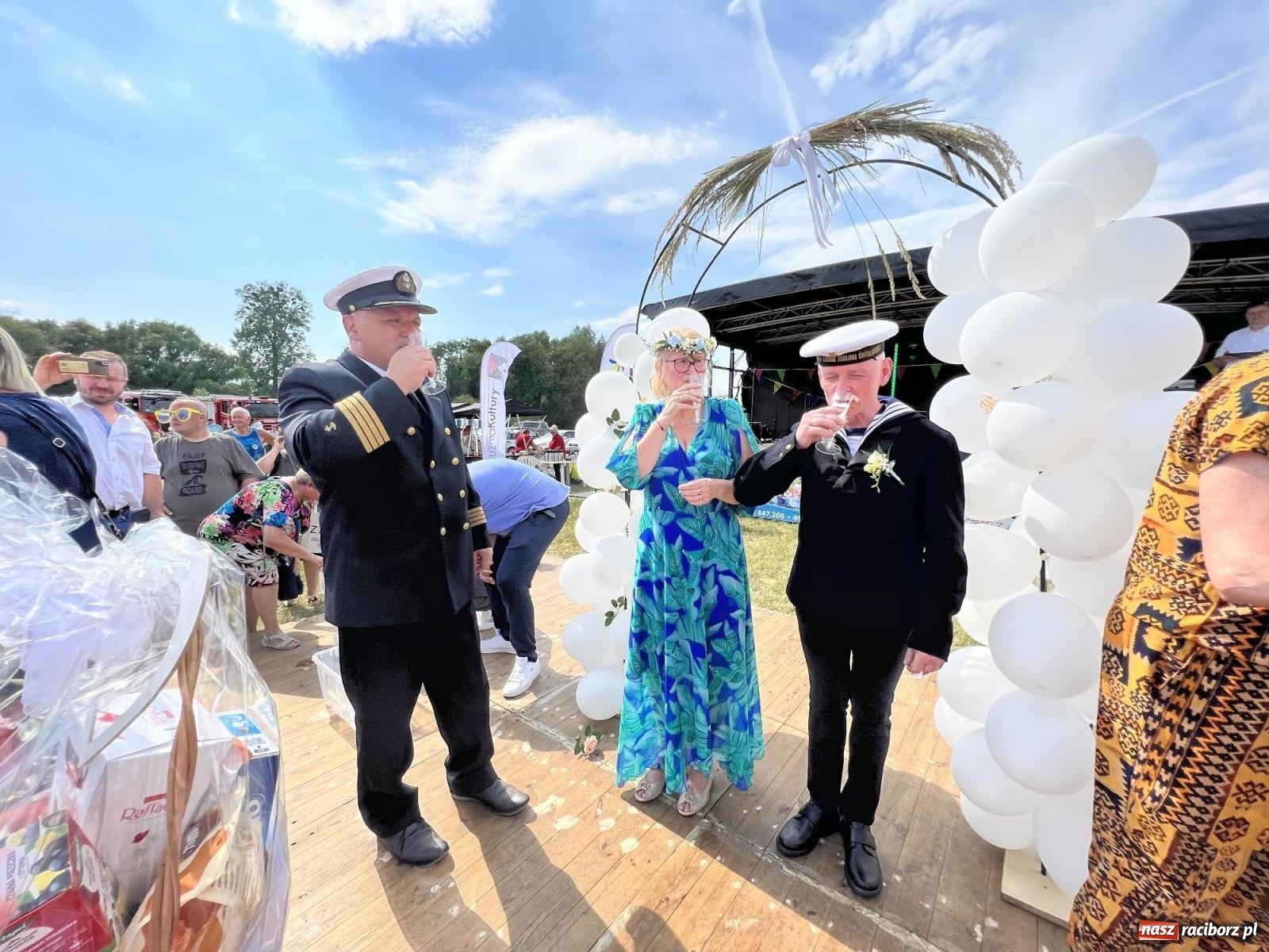 Zdjęcie w galerii na portalu naszraciborz.pl: Ślub na Odrze w Turzu. Udzielił go burmistrz i kapitan Paweł Macha [FOTO i WIDEO] wiadomości z regionu