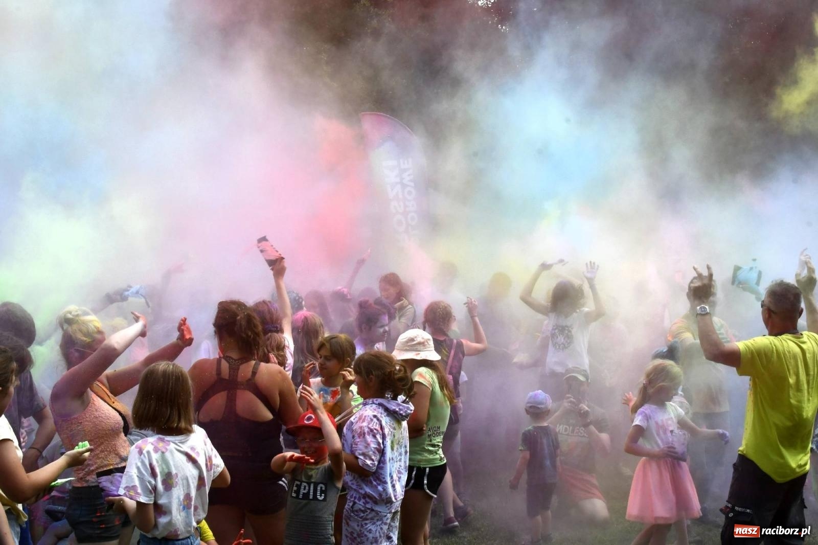 Zdjęcie w galerii na portalu naszraciborz.pl: Raciborskie Holi Święto Kolorów wiadomości z regionu