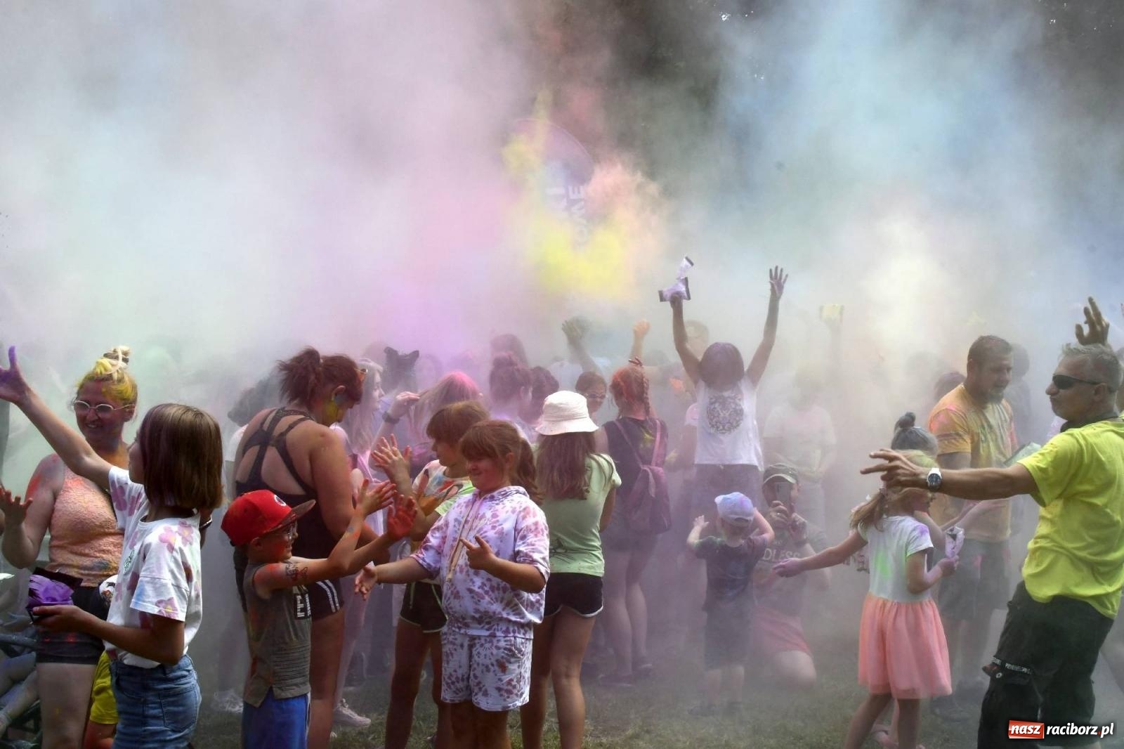 Zdjęcie w galerii na portalu naszraciborz.pl: Raciborskie Holi Święto Kolorów wiadomości z regionu