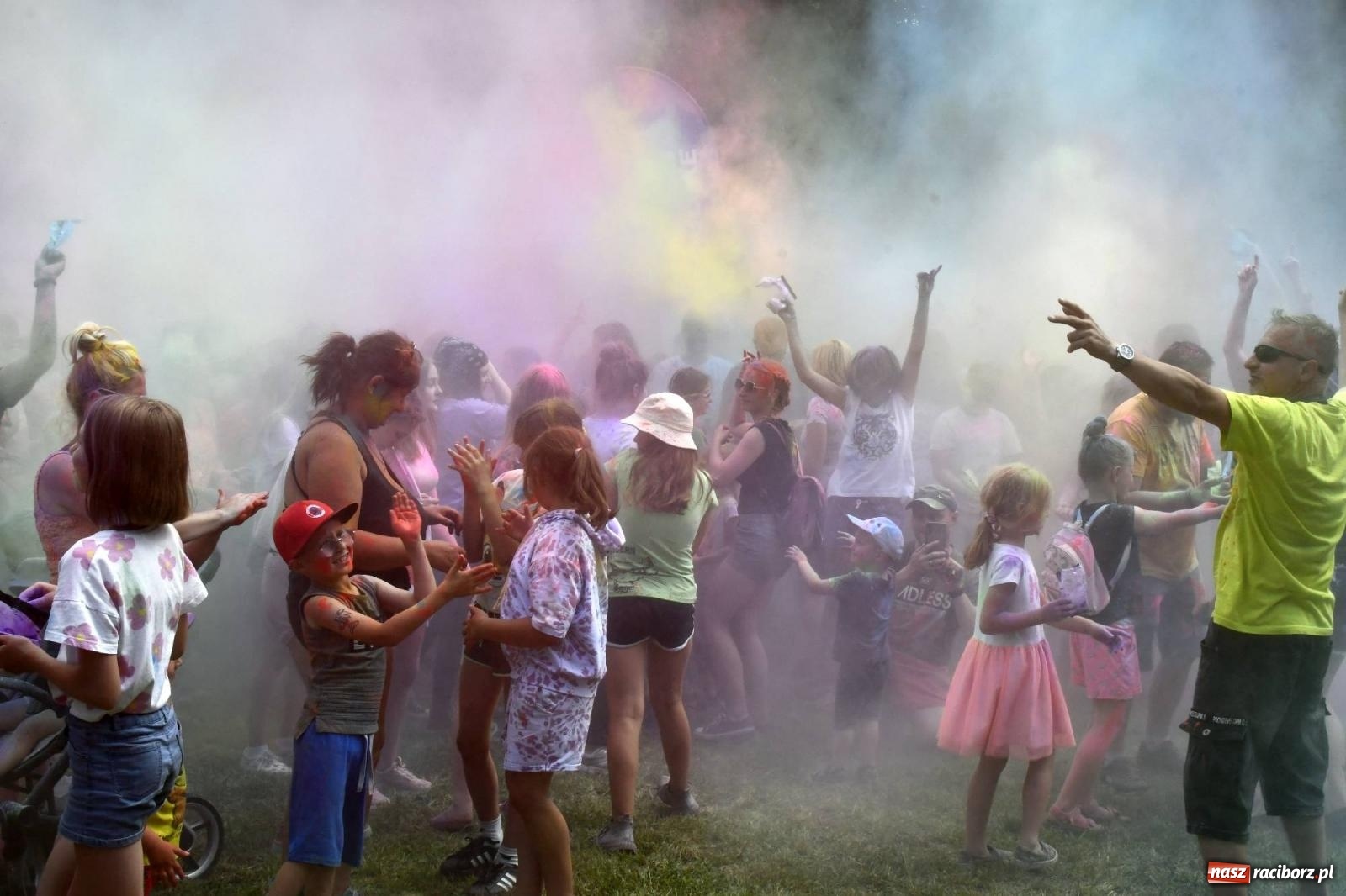 Zdjęcie w galerii na portalu naszraciborz.pl: Raciborskie Holi Święto Kolorów wiadomości z regionu