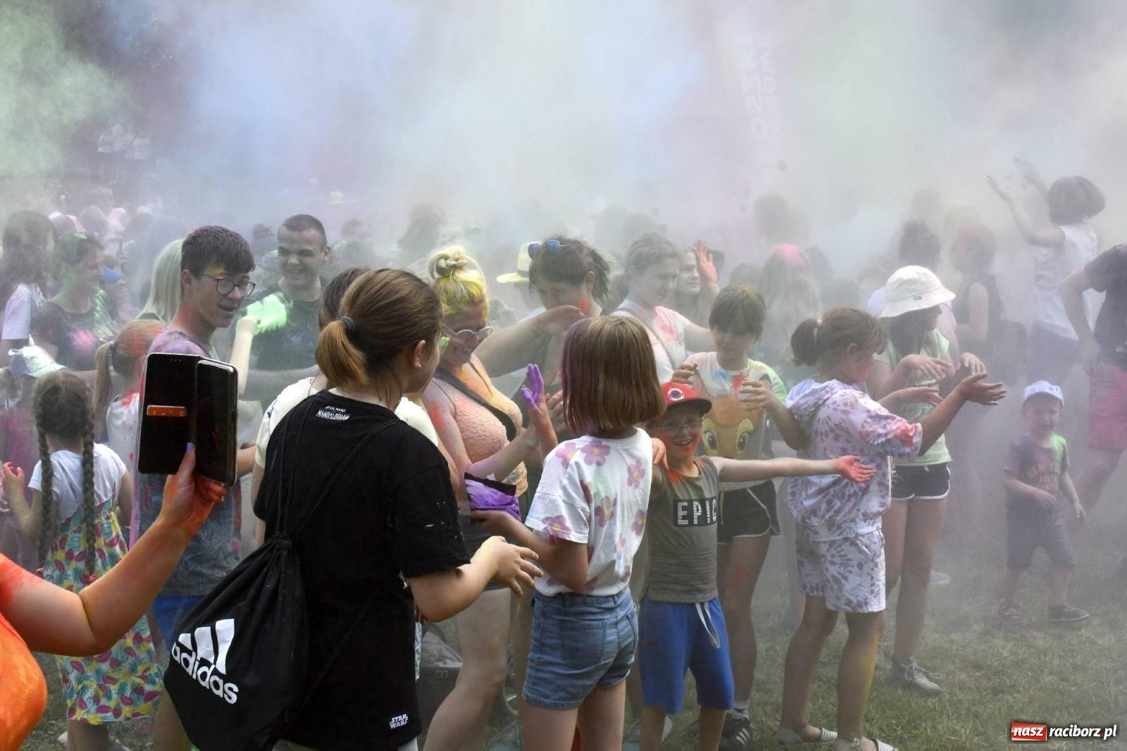 Zdjęcie w galerii na portalu naszraciborz.pl: Raciborskie Holi Święto Kolorów wiadomości z regionu