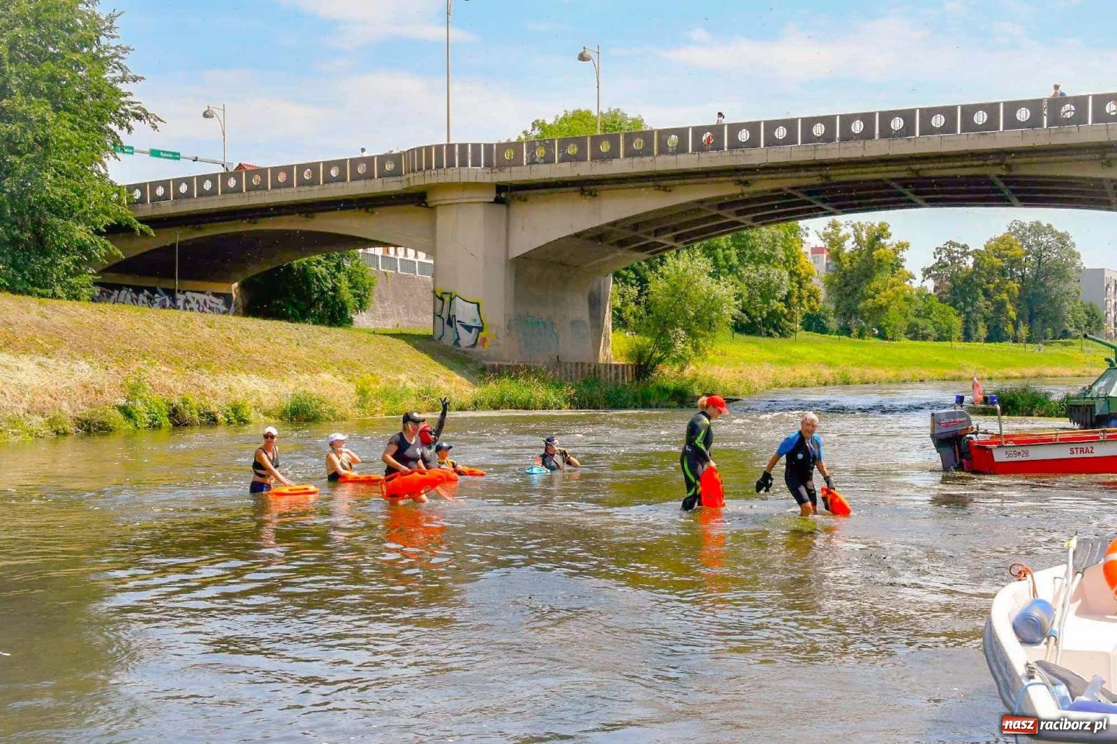Zdjęcie w galerii na portalu naszraciborz.pl: Ponad trzydzieści pływadeł wypłynęło z Raciborza [FOTO i WIDEO] wiadomości z regionu