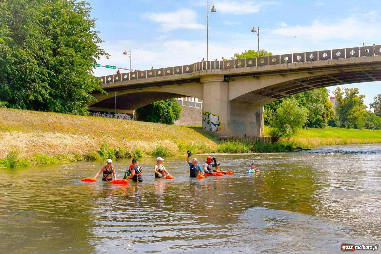 Zdjęcie w galerii na portalu naszraciborz.pl: Ponad trzydzieści pływadeł wypłynęło z Raciborza [FOTO i WIDEO] wiadomości z regionu
