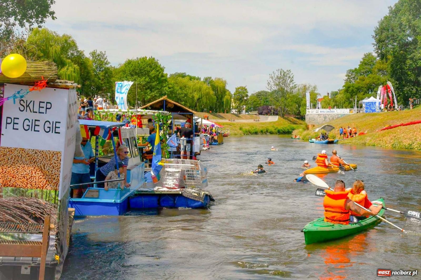 Zdjęcie w galerii na portalu naszraciborz.pl: Ponad trzydzieści pływadeł wypłynęło z Raciborza [FOTO i WIDEO] wiadomości z regionu