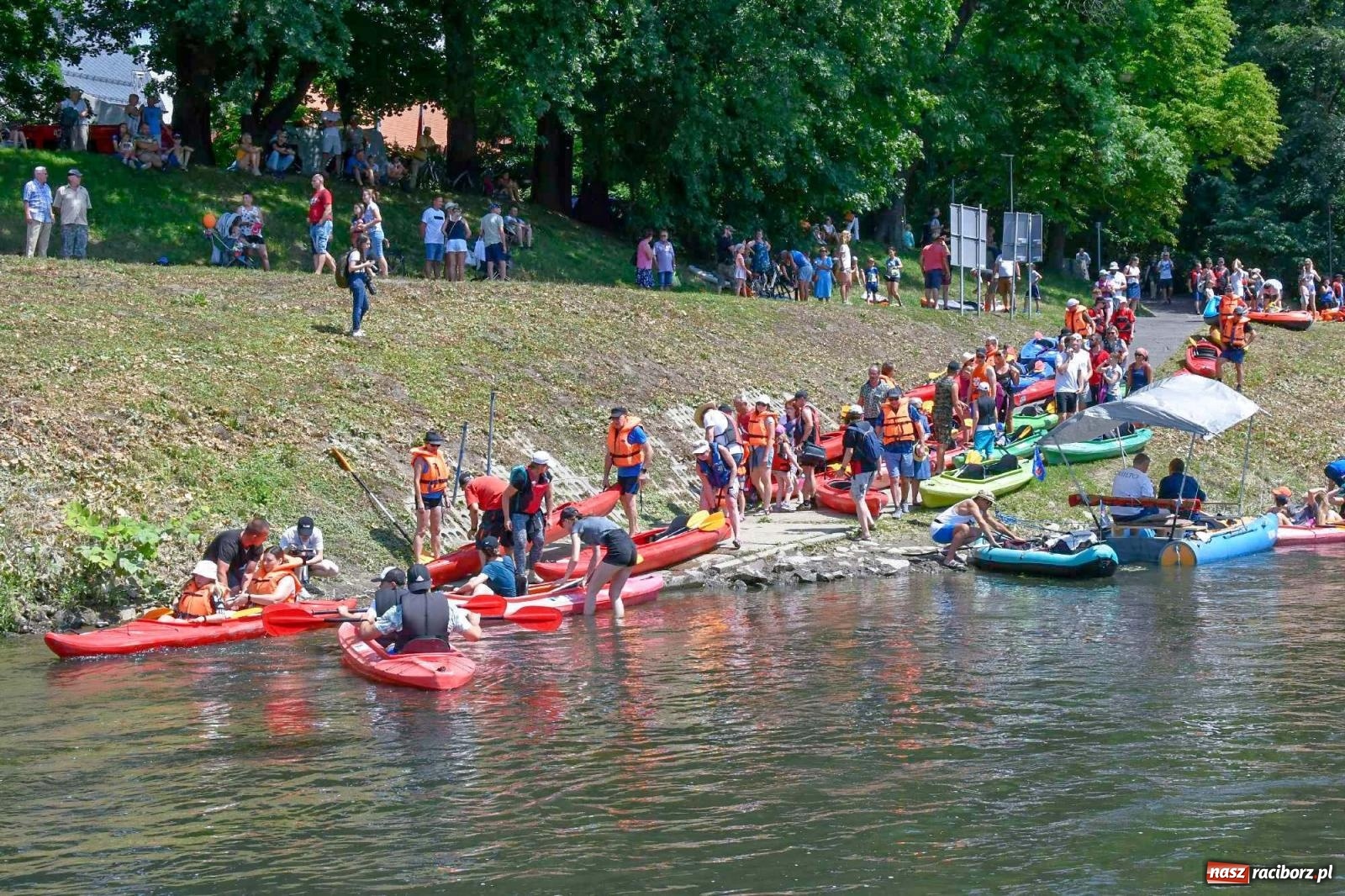 Zdjęcie w galerii na portalu naszraciborz.pl: Ponad trzydzieści pływadeł wypłynęło z Raciborza [FOTO i WIDEO] wiadomości z regionu