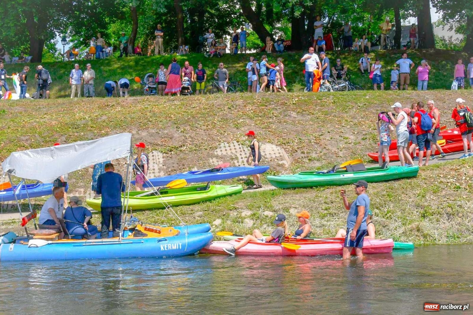 Zdjęcie w galerii na portalu naszraciborz.pl: Ponad trzydzieści pływadeł wypłynęło z Raciborza [FOTO i WIDEO] wiadomości z regionu