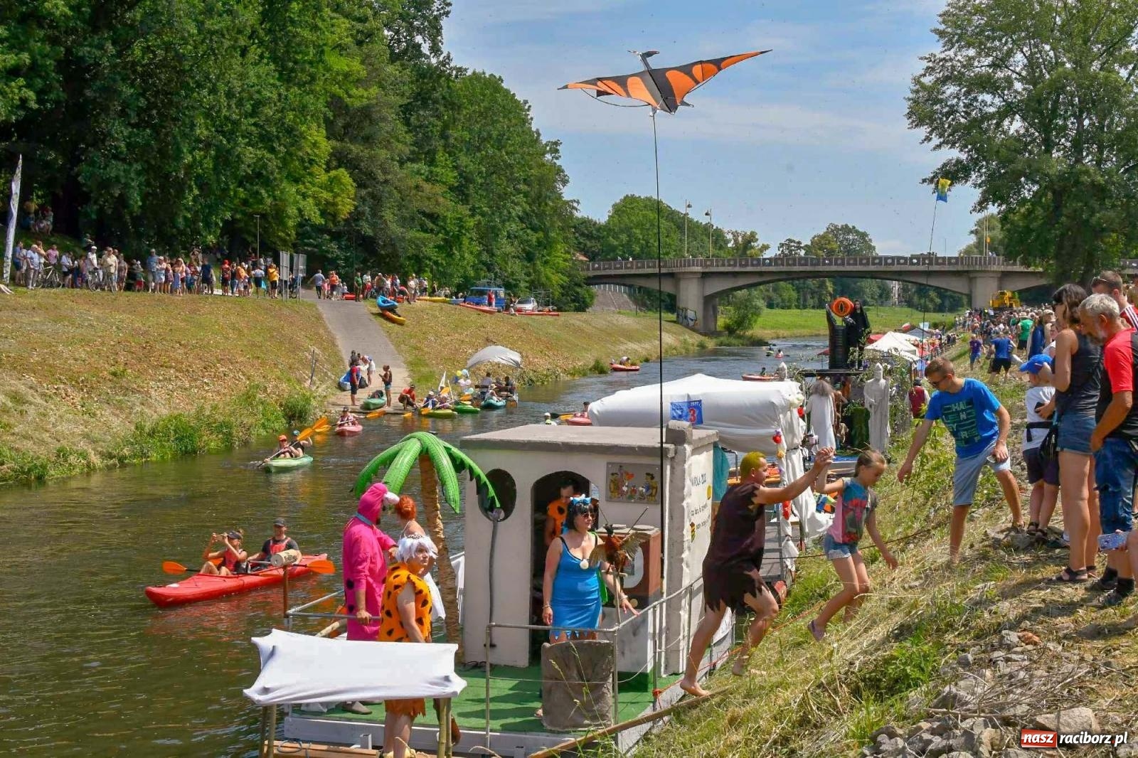 Zdjęcie w galerii na portalu naszraciborz.pl: Ponad trzydzieści pływadeł wypłynęło z Raciborza [FOTO i WIDEO] wiadomości z regionu