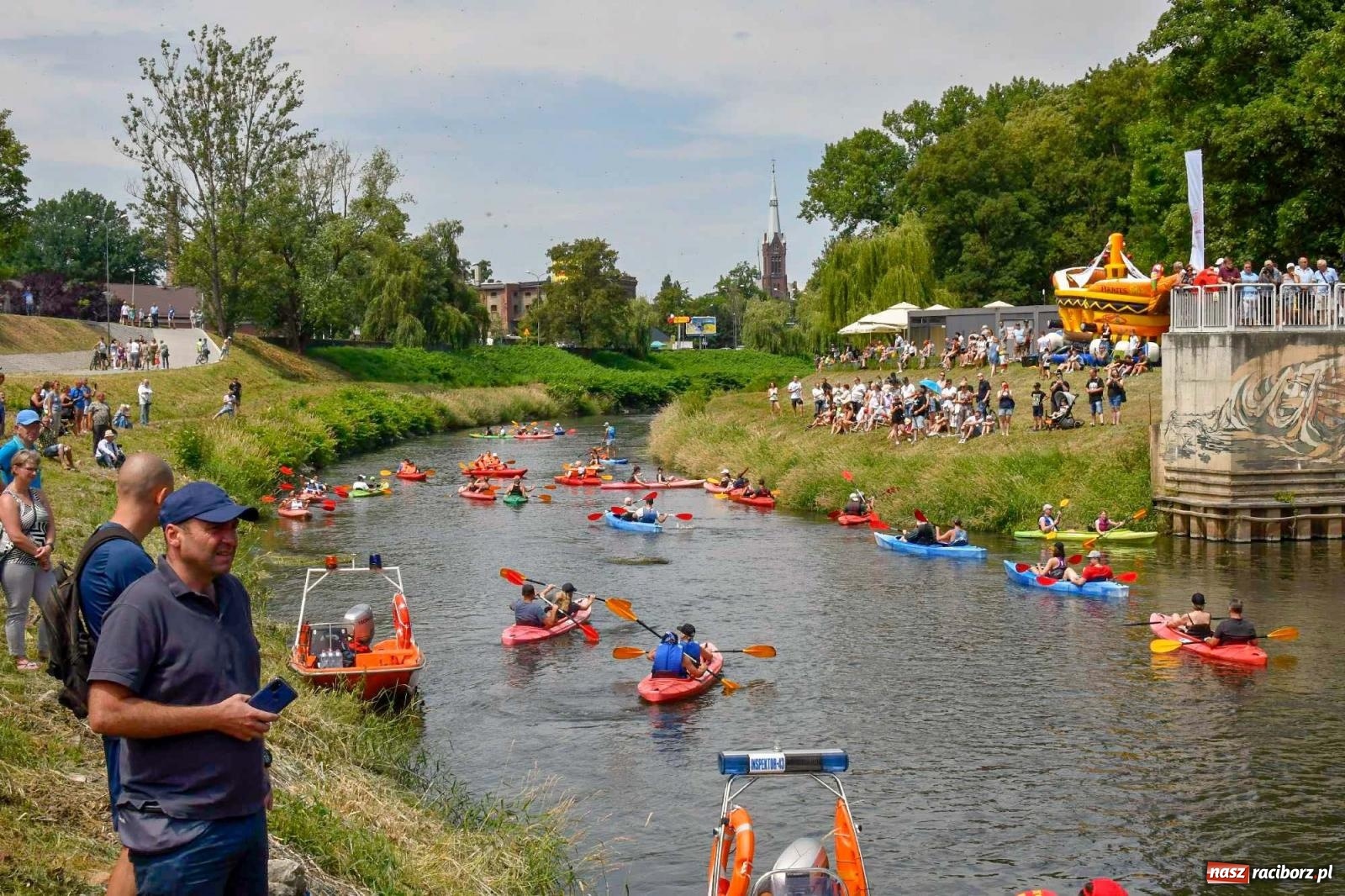 Zdjęcie w galerii na portalu naszraciborz.pl: Ponad trzydzieści pływadeł wypłynęło z Raciborza [FOTO i WIDEO] wiadomości z regionu