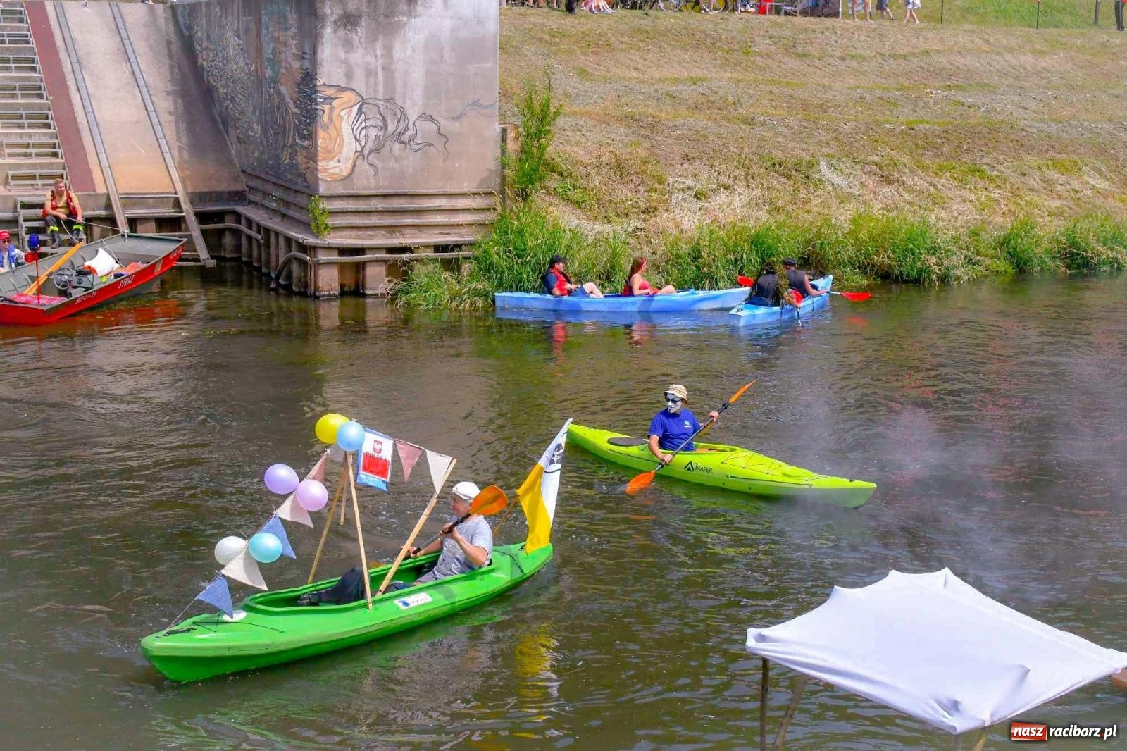 Zdjęcie w galerii na portalu naszraciborz.pl: Ponad trzydzieści pływadeł wypłynęło z Raciborza [FOTO i WIDEO] wiadomości z regionu