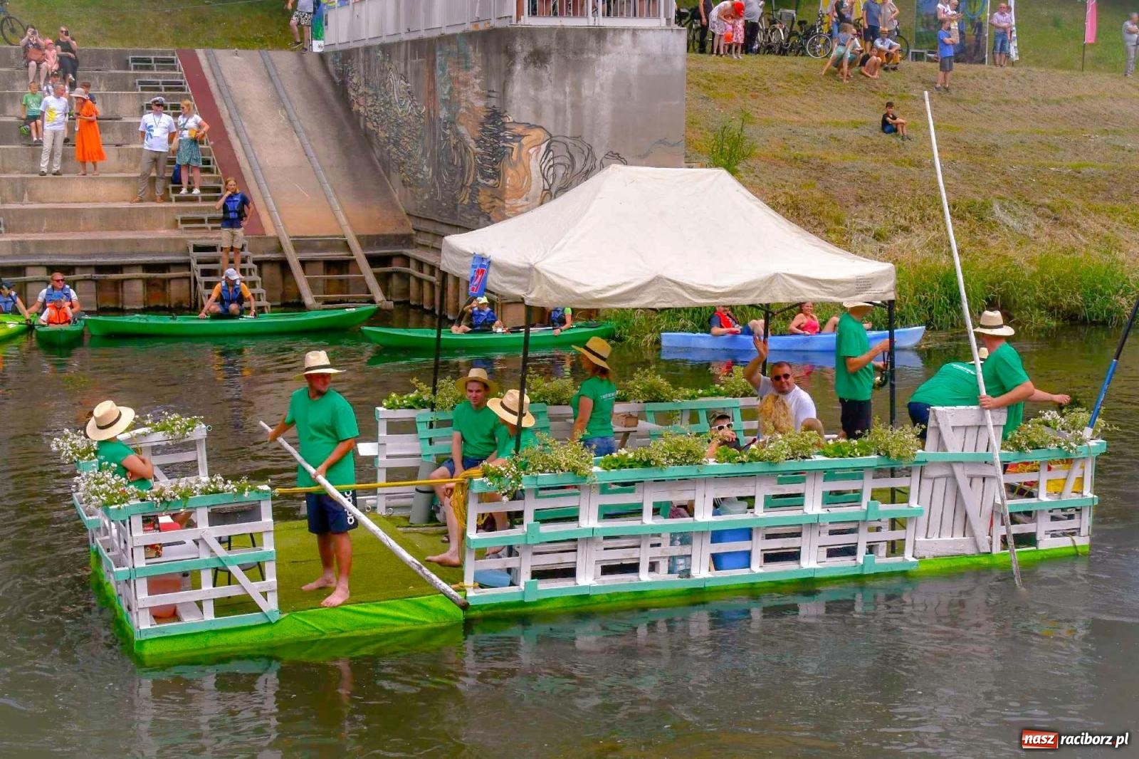 Zdjęcie w galerii na portalu naszraciborz.pl: Ponad trzydzieści pływadeł wypłynęło z Raciborza [FOTO i WIDEO] wiadomości z regionu