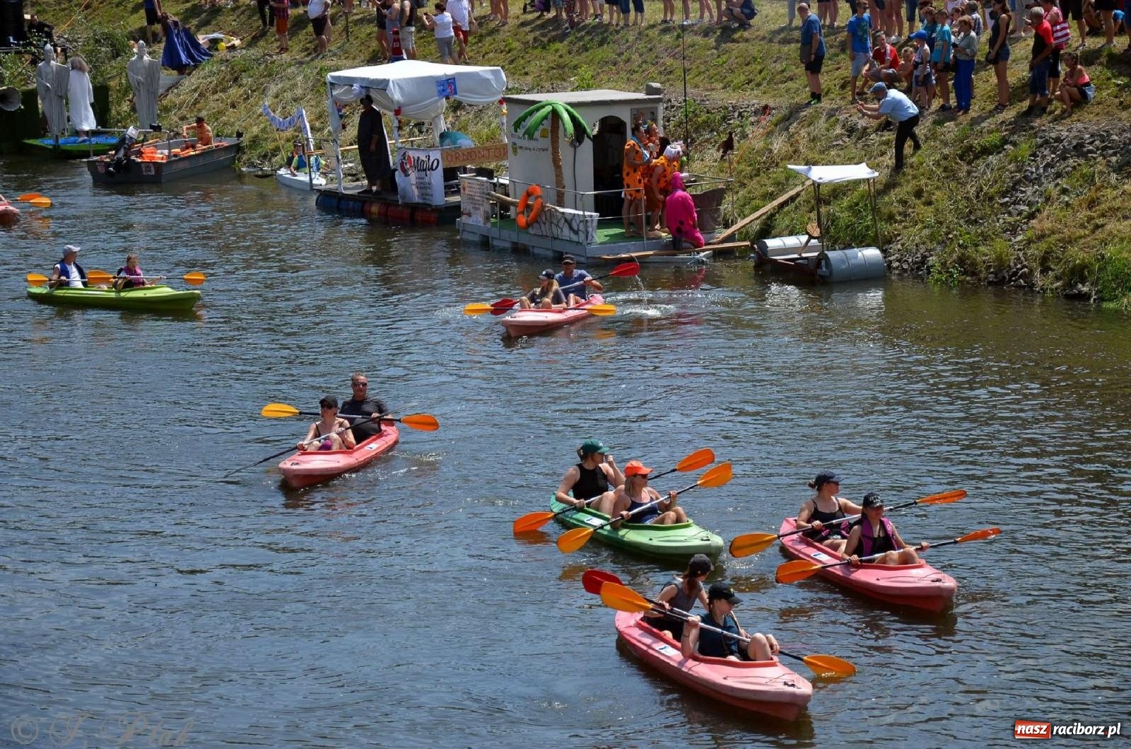 Zdjęcie w galerii na portalu naszraciborz.pl: Ponad trzydzieści pływadeł wypłynęło z Raciborza [FOTO i WIDEO] wiadomości z regionu