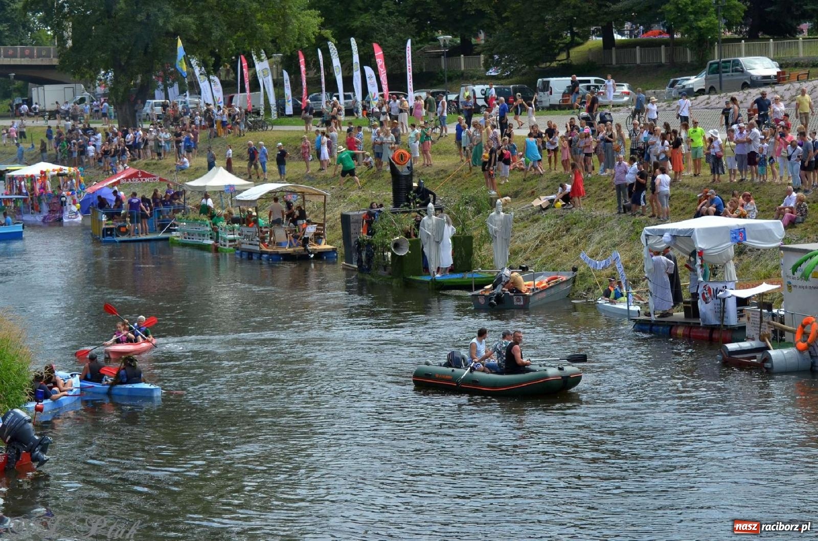 Zdjęcie w galerii na portalu naszraciborz.pl: Ponad trzydzieści pływadeł wypłynęło z Raciborza [FOTO i WIDEO] wiadomości z regionu