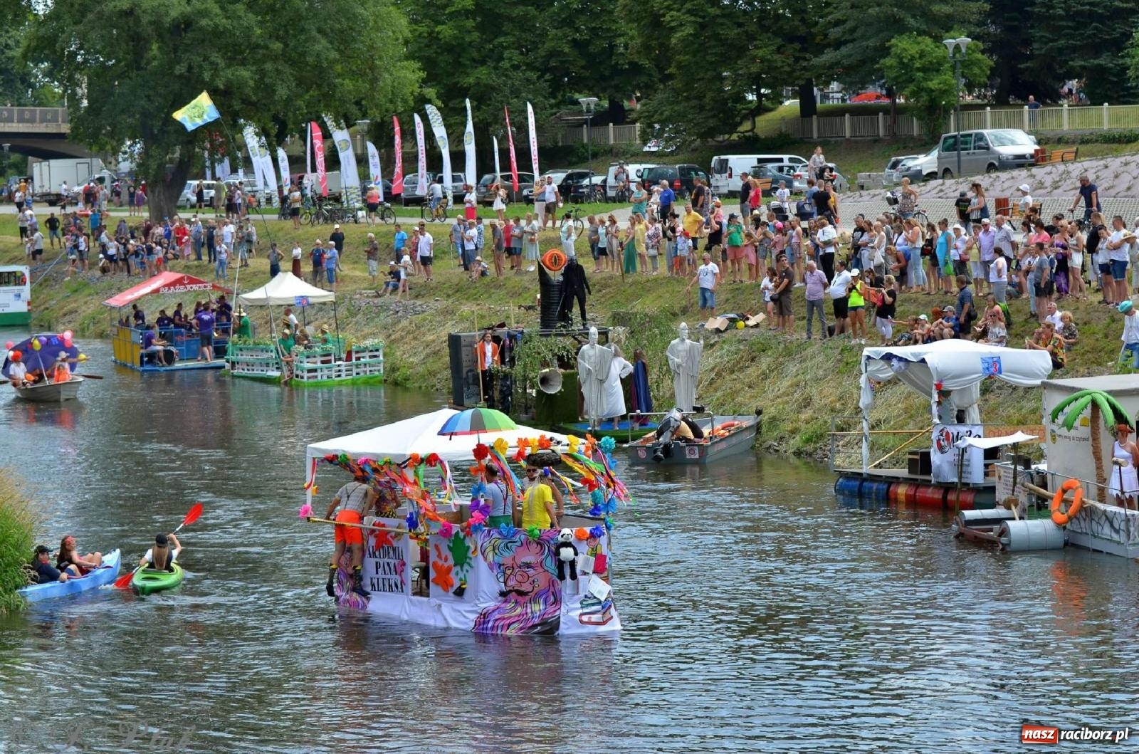 Zdjęcie w galerii na portalu naszraciborz.pl: Ponad trzydzieści pływadeł wypłynęło z Raciborza [FOTO i WIDEO] wiadomości z regionu