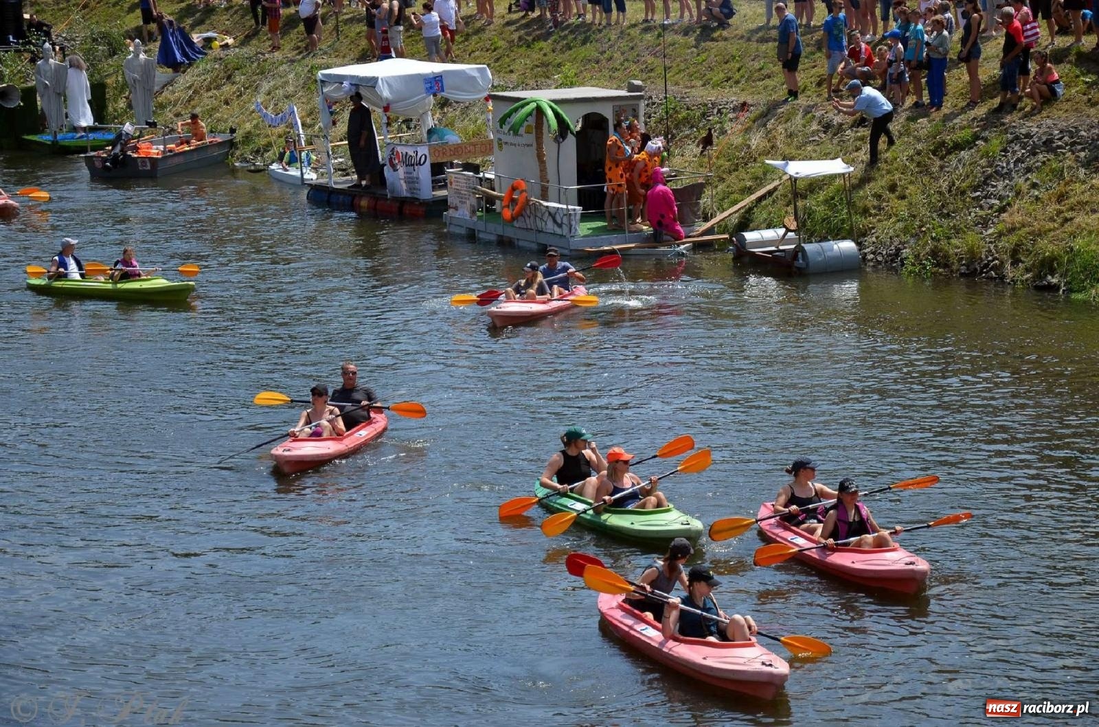 Zdjęcie w galerii na portalu naszraciborz.pl: Ponad trzydzieści pływadeł wypłynęło z Raciborza [FOTO i WIDEO] wiadomości z regionu