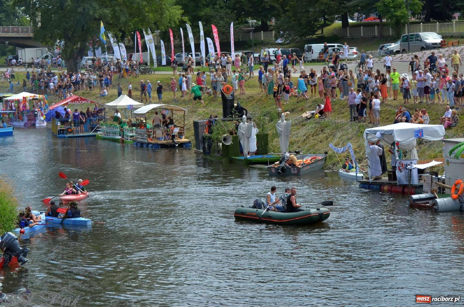 Zdjęcie w galerii na portalu naszraciborz.pl: Ponad trzydzieści pływadeł wypłynęło z Raciborza [FOTO i WIDEO] wiadomości z regionu