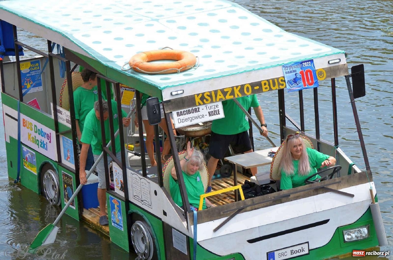 Zdjęcie w galerii na portalu naszraciborz.pl: Ponad trzydzieści pływadeł wypłynęło z Raciborza [FOTO i WIDEO] wiadomości z regionu
