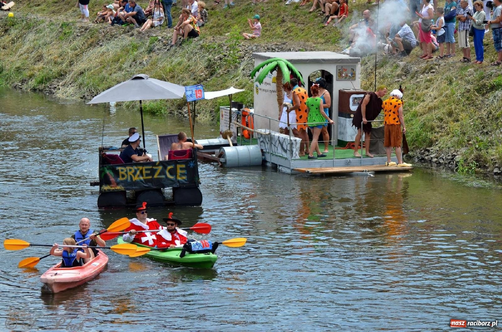 Zdjęcie w galerii na portalu naszraciborz.pl: Ponad trzydzieści pływadeł wypłynęło z Raciborza [FOTO i WIDEO] wiadomości z regionu