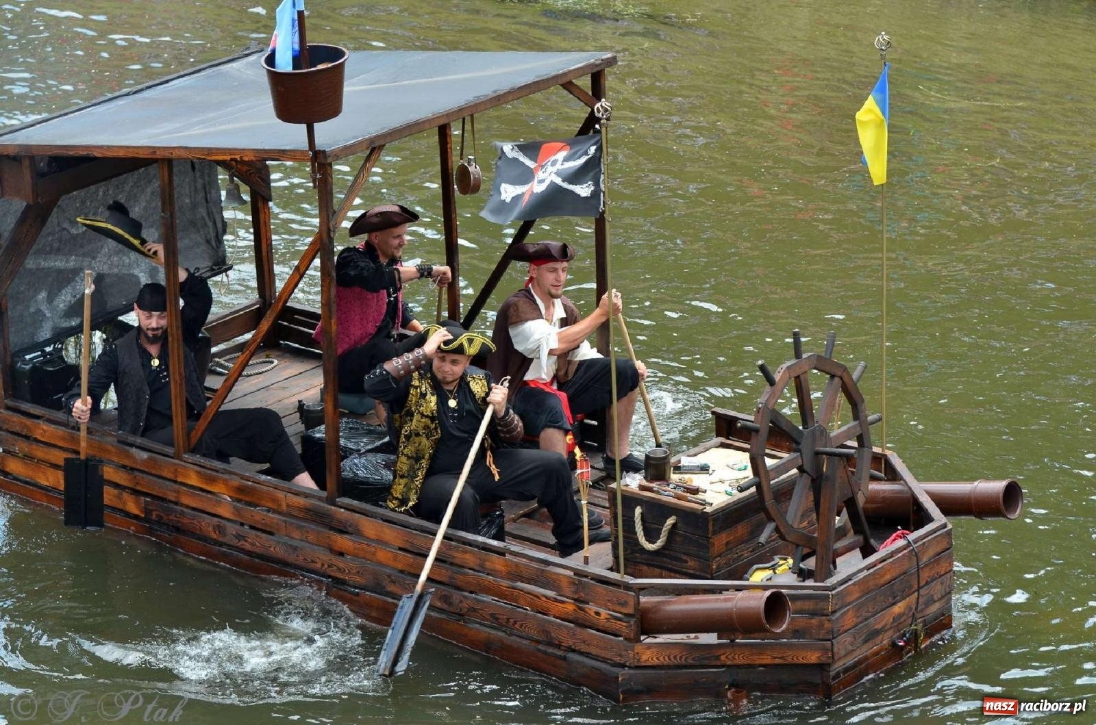 Zdjęcie w galerii na portalu naszraciborz.pl: Ponad trzydzieści pływadeł wypłynęło z Raciborza [FOTO i WIDEO] wiadomości z regionu