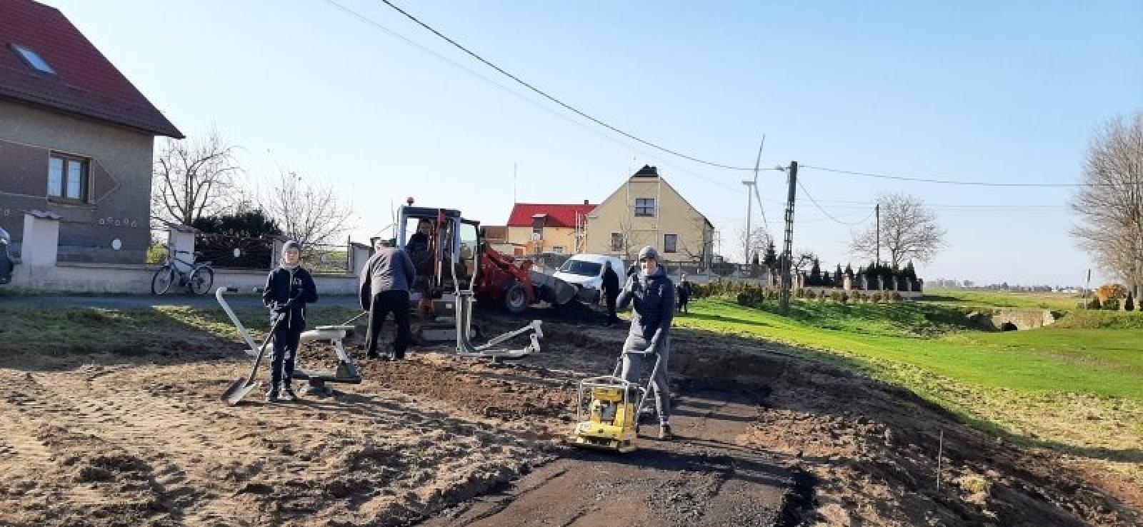 Zdjęcie w galerii na portalu naszraciborz.pl: Z zarośniętego wąwozu powstała Wesoła Dolina z siłownią wiadomości z regionu