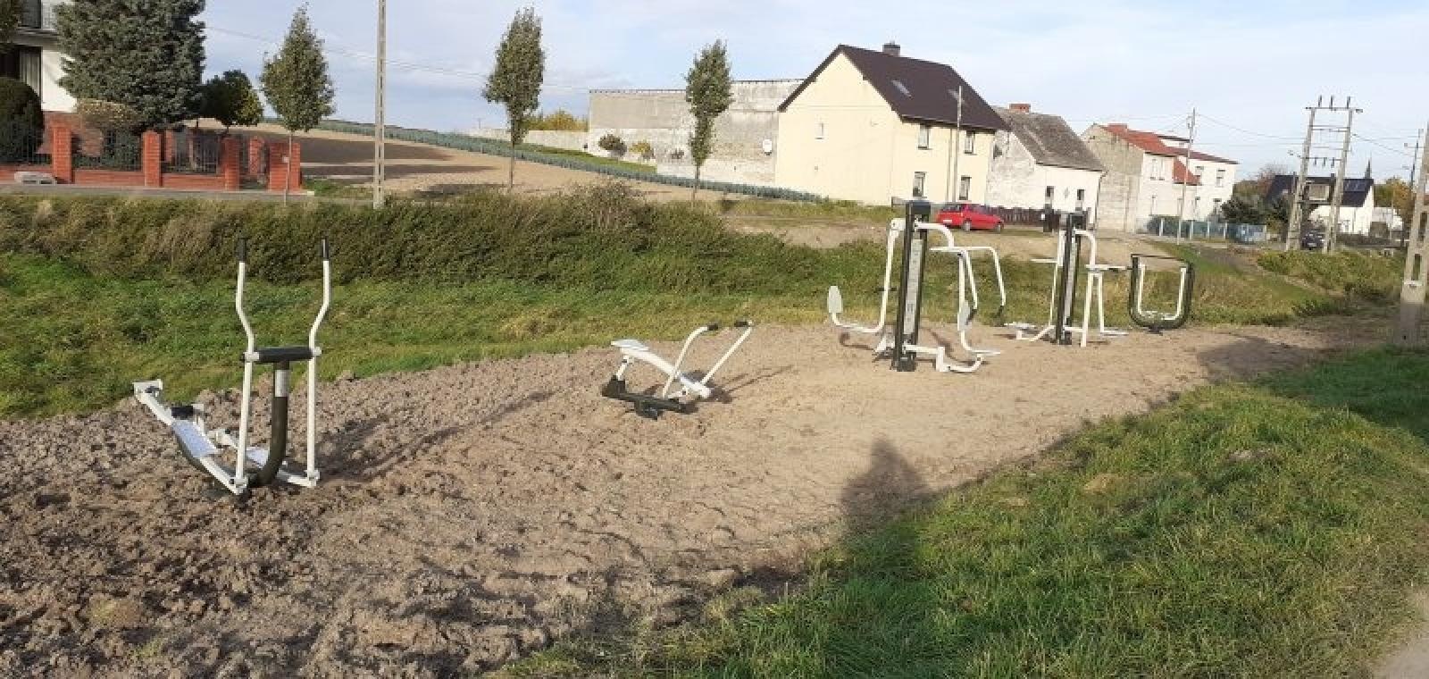 Zdjęcie w galerii na portalu naszraciborz.pl: Z zarośniętego wąwozu powstała Wesoła Dolina z siłownią wiadomości z regionu