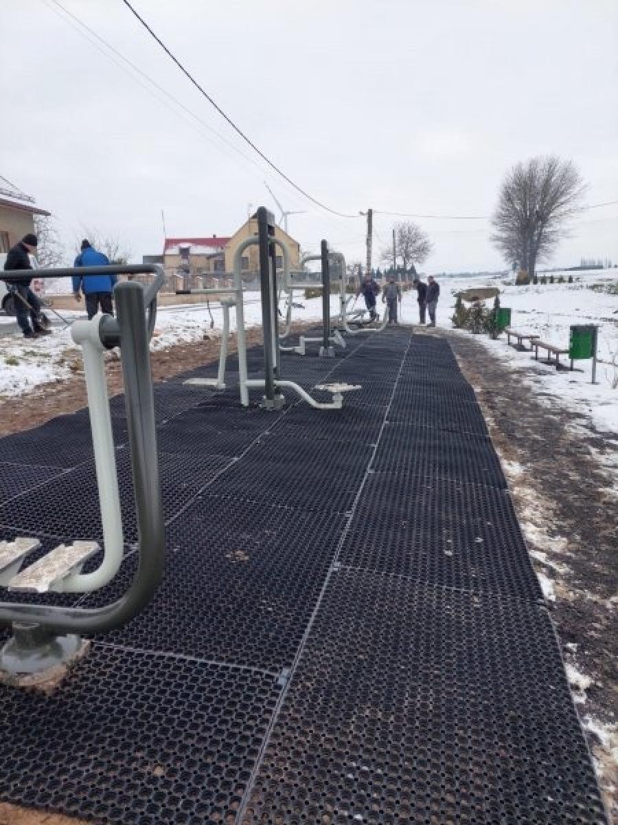 Zdjęcie w galerii na portalu naszraciborz.pl: Z zarośniętego wąwozu powstała Wesoła Dolina z siłownią wiadomości z regionu