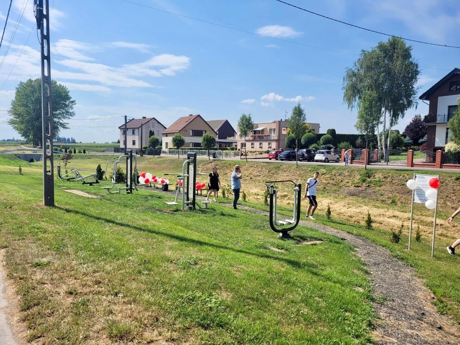 Zdjęcie w galerii na portalu naszraciborz.pl: Z zarośniętego wąwozu powstała Wesoła Dolina z siłownią wiadomości z regionu