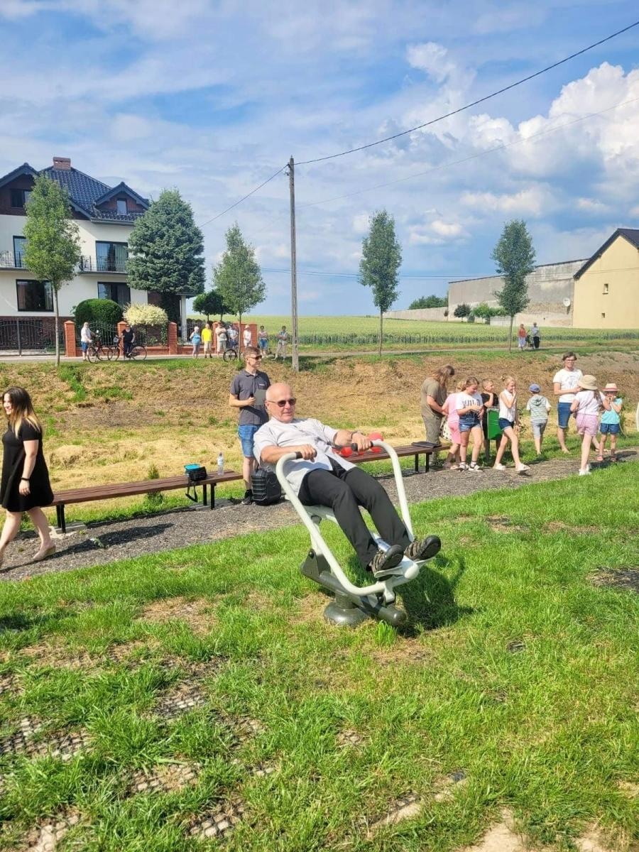 Zdjęcie w galerii na portalu naszraciborz.pl: Z zarośniętego wąwozu powstała Wesoła Dolina z siłownią wiadomości z regionu