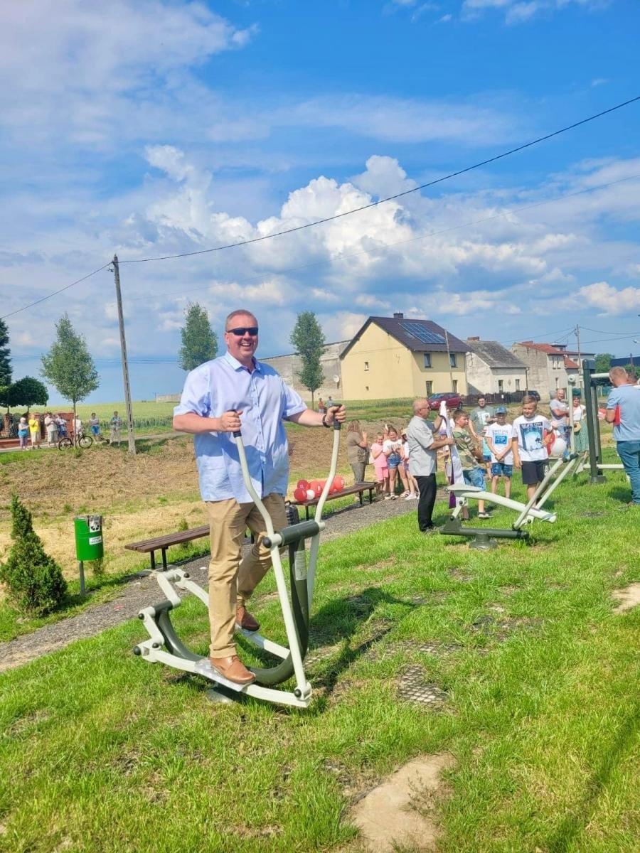 Zdjęcie w galerii na portalu naszraciborz.pl: Z zarośniętego wąwozu powstała Wesoła Dolina z siłownią wiadomości z regionu