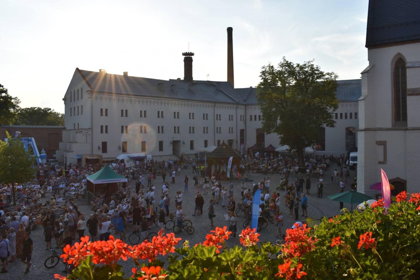 Zdjęcie w galerii na portalu naszraciborz.pl: AHOJ ZAŁOGO - Festiwal Górnej Odry na Zamku Piastowskim [FOTO] wiadomości z regionu