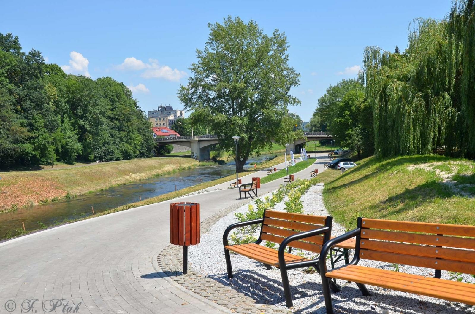 Zdjęcie w galerii na portalu naszraciborz.pl: Raciborzanka dla ochłody i basenik na plaży - niedziela na bulwarach wiadomości z regionu