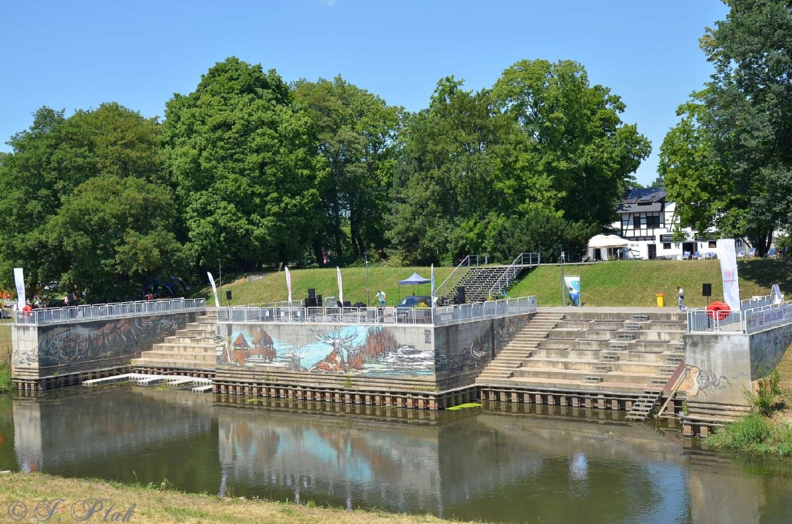 Zdjęcie w galerii na portalu naszraciborz.pl: Raciborzanka dla ochłody i basenik na plaży - niedziela na bulwarach wiadomości z regionu