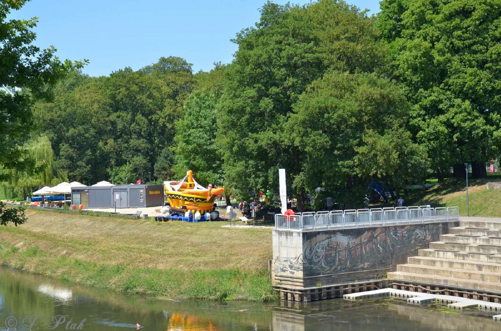Zdjęcie w galerii na portalu naszraciborz.pl: Raciborzanka dla ochłody i basenik na plaży - niedziela na bulwarach wiadomości z regionu