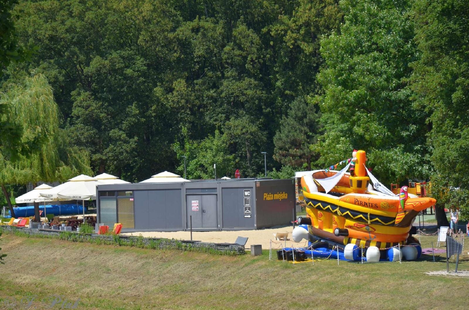 Zdjęcie w galerii na portalu naszraciborz.pl: Raciborzanka dla ochłody i basenik na plaży - niedziela na bulwarach wiadomości z regionu