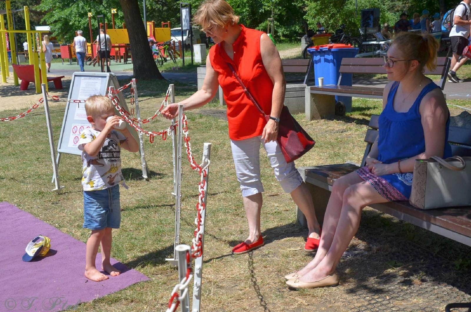 Zdjęcie w galerii na portalu naszraciborz.pl: Raciborzanka dla ochłody i basenik na plaży - niedziela na bulwarach wiadomości z regionu