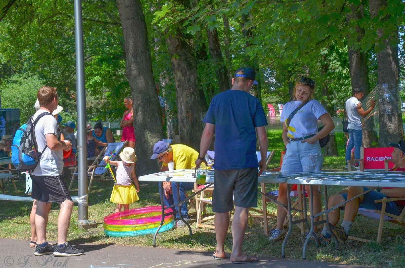 Zdjęcie w galerii na portalu naszraciborz.pl: Raciborzanka dla ochłody i basenik na plaży - niedziela na bulwarach wiadomości z regionu