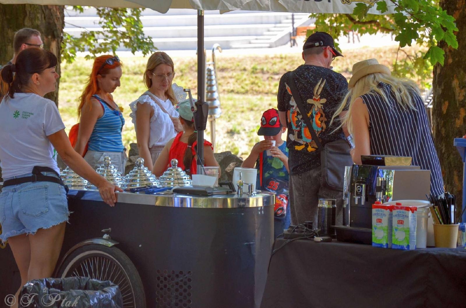 Zdjęcie w galerii na portalu naszraciborz.pl: Raciborzanka dla ochłody i basenik na plaży - niedziela na bulwarach wiadomości z regionu