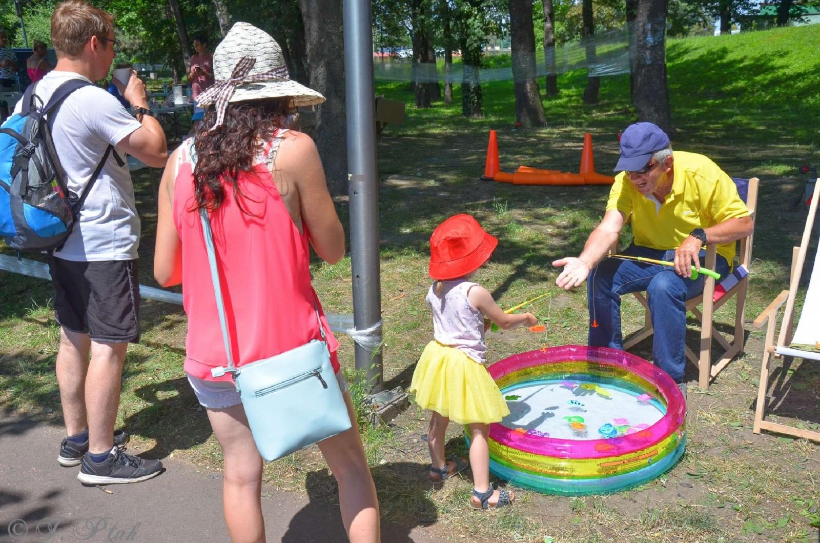 Zdjęcie w galerii na portalu naszraciborz.pl: Raciborzanka dla ochłody i basenik na plaży - niedziela na bulwarach wiadomości z regionu