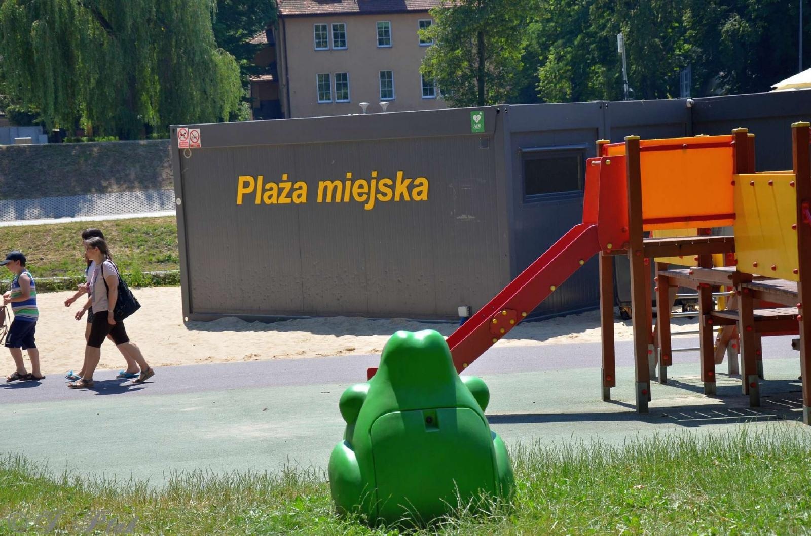 Zdjęcie w galerii na portalu naszraciborz.pl: Raciborzanka dla ochłody i basenik na plaży - niedziela na bulwarach wiadomości z regionu