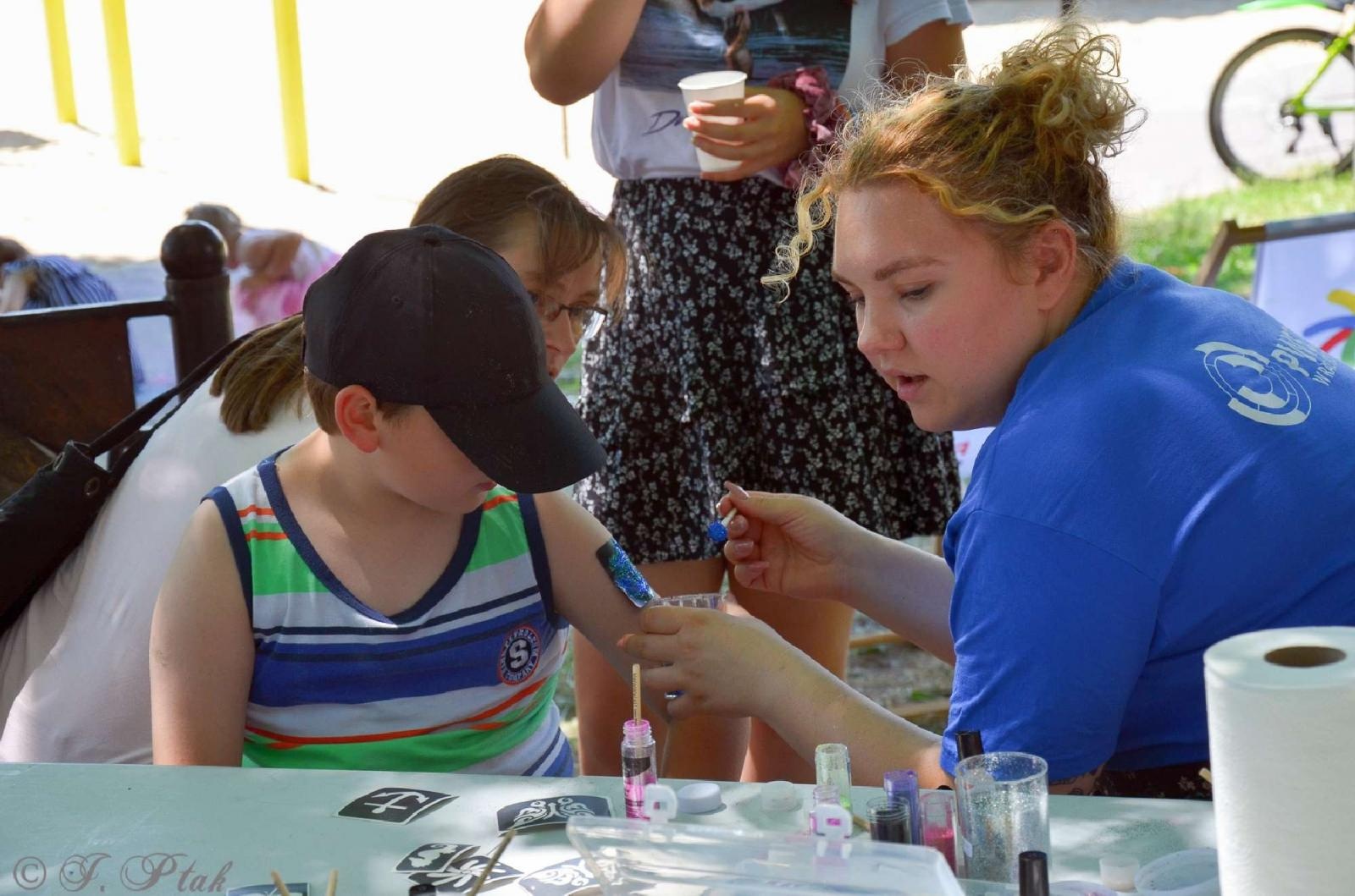 Zdjęcie w galerii na portalu naszraciborz.pl: Raciborzanka dla ochłody i basenik na plaży - niedziela na bulwarach wiadomości z regionu