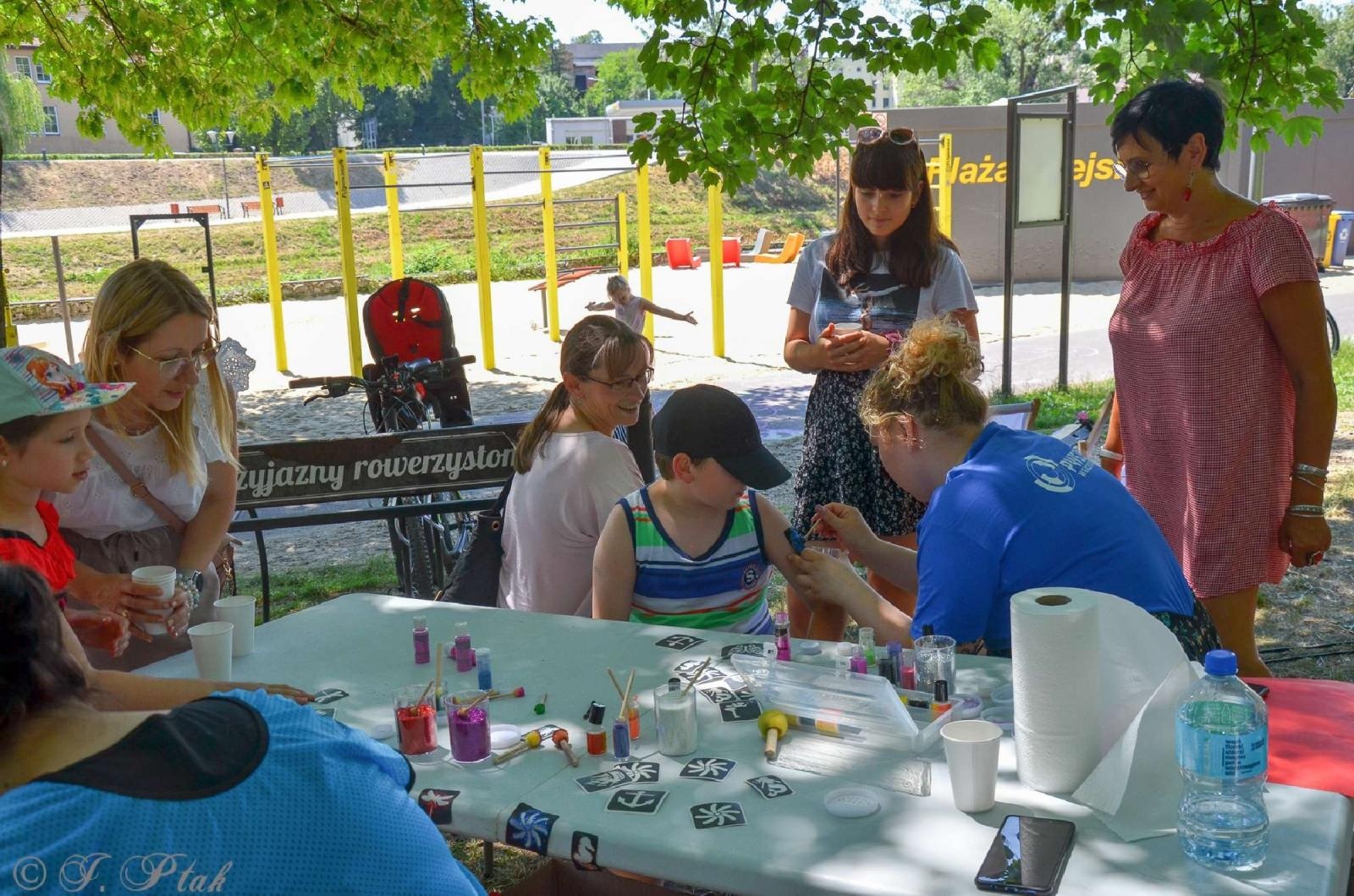 Zdjęcie w galerii na portalu naszraciborz.pl: Raciborzanka dla ochłody i basenik na plaży - niedziela na bulwarach wiadomości z regionu